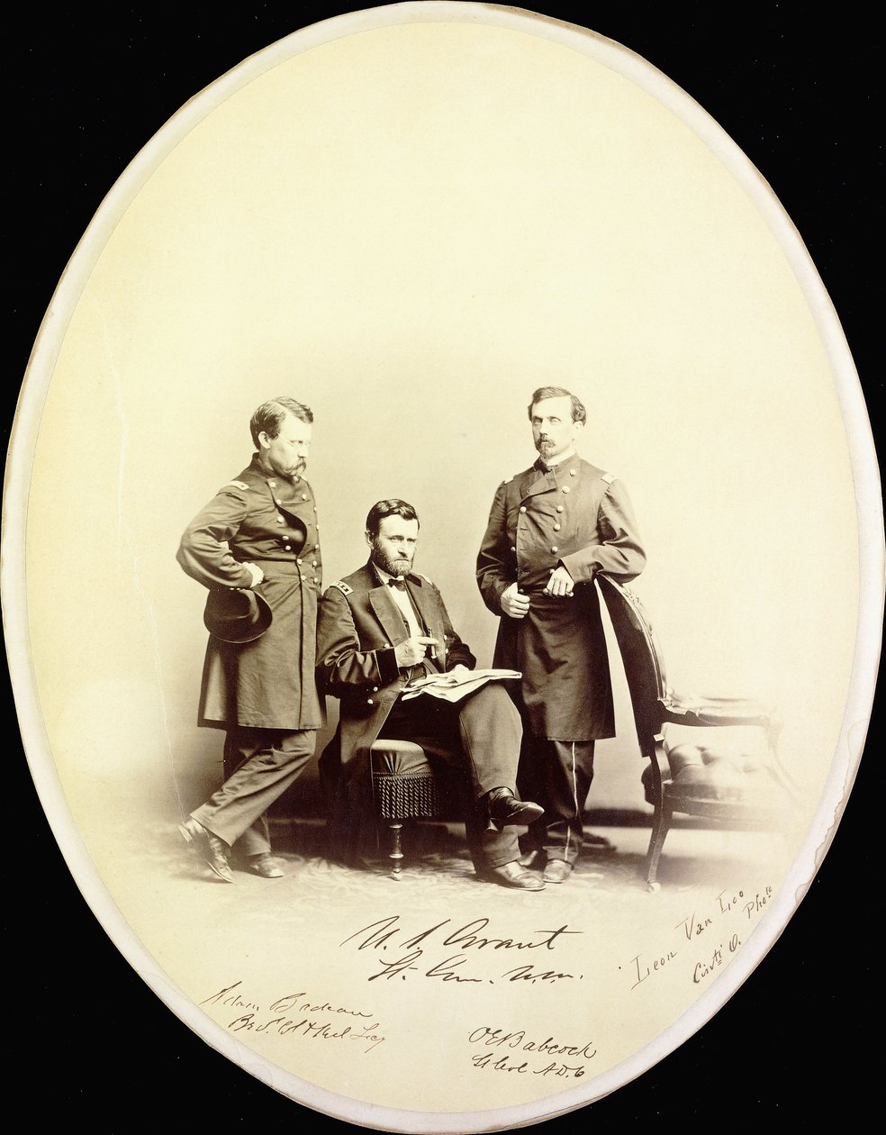 Fotografia assinada de Ulysses S. Grant e seus assessores, Orville E. Babcock e Adam Badeau, em uniforme militar, c.1865 de American Photographer