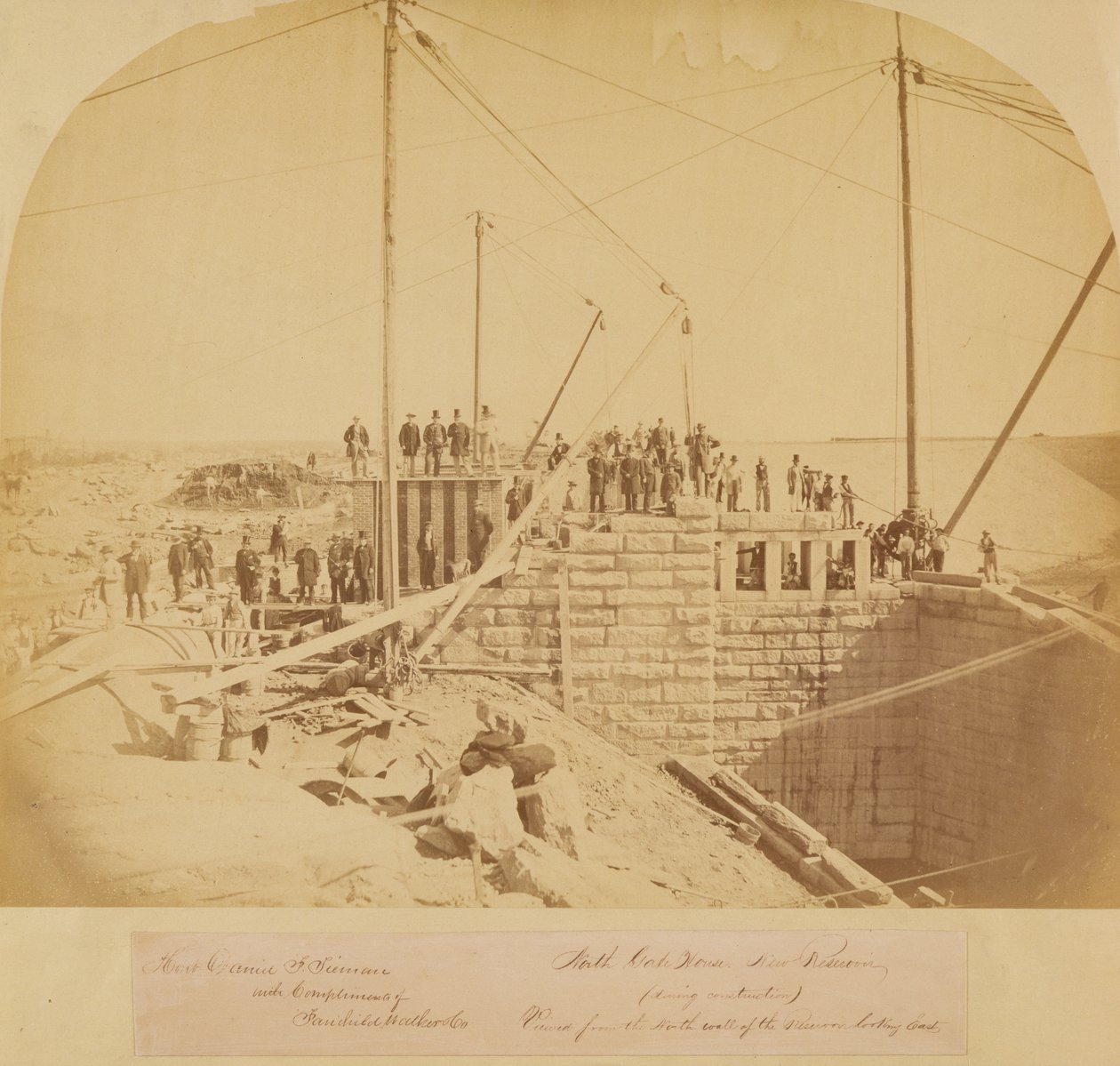 Casa do Portão Sul do Reservatório Novo, Central Park, durante a construção (impressão de albume) de American Photographer