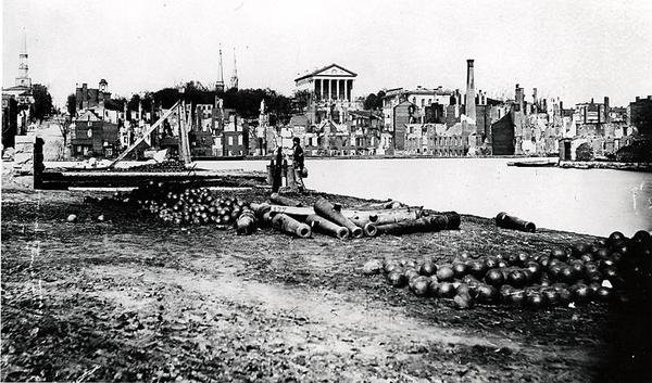 Lado Sul da Bacia do Canal, Richmond, Virgínia, Abril de 1865 (foto a p/b) de American Photographer