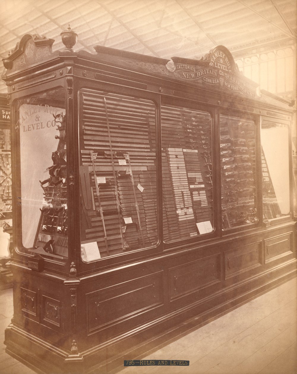 Stanley Rule e Level Co.s Exhibit, Exposição Internacional do Centenário, Filadélfia, 1876 (albumen print) de American Photographer