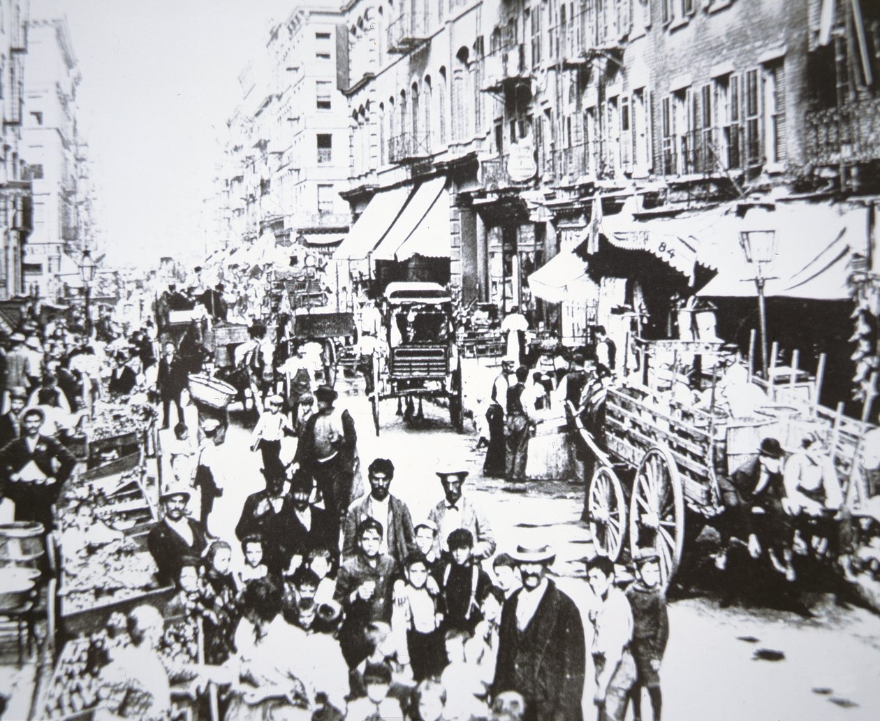Mercado de rua em Mulberry Street, Lower East Side, New York City de American Photographer