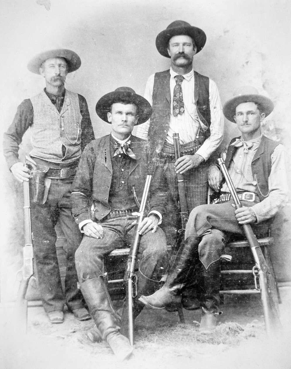 Rangers do Texas armados com revólveres e espingardas Winchester de American Photographer