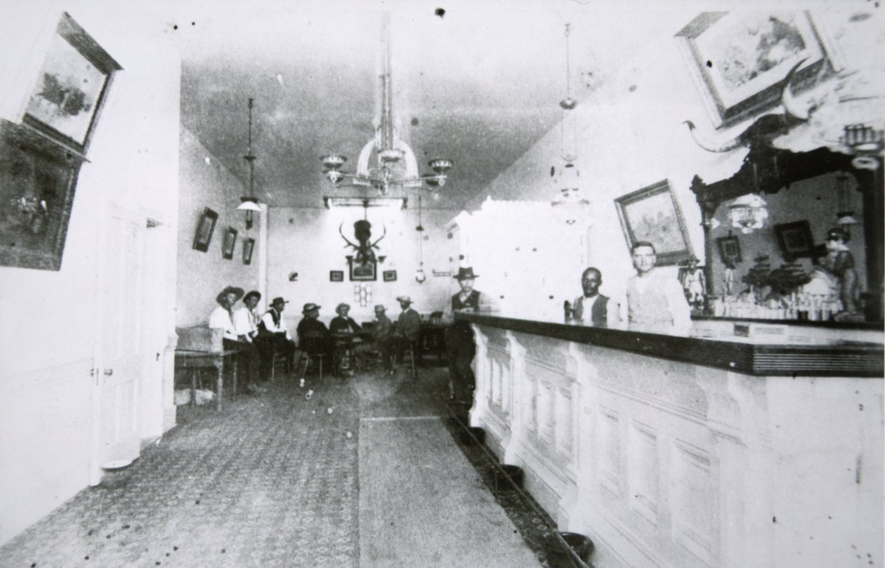 The Long Branch Saloon, Dodge City, Kansas, c.1880 (foto a p/b) de American Photographer