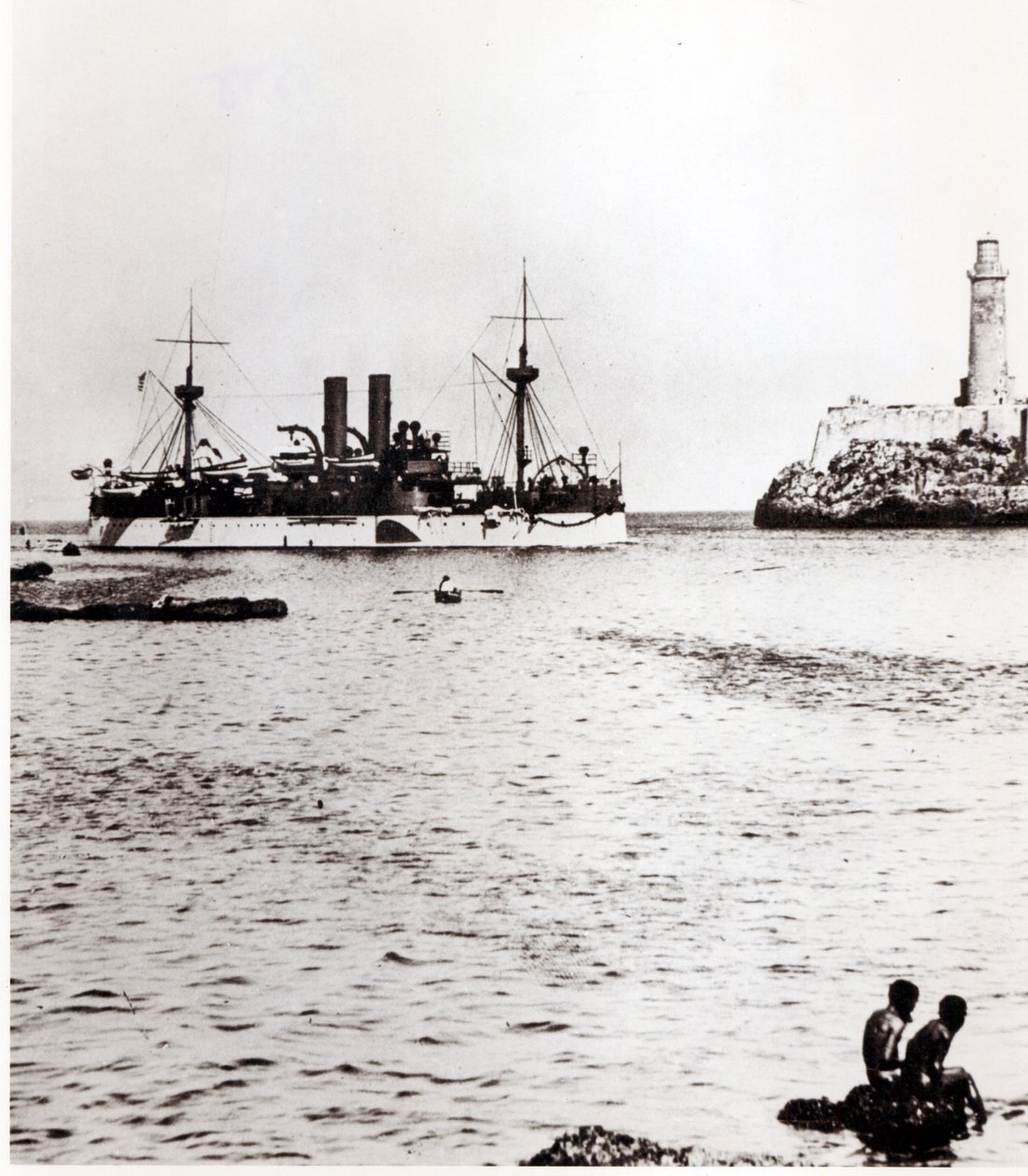 O USS Maine entrando no porto de Havana, Cuba, 1898 (ver 206526, 206527) de American Photographer