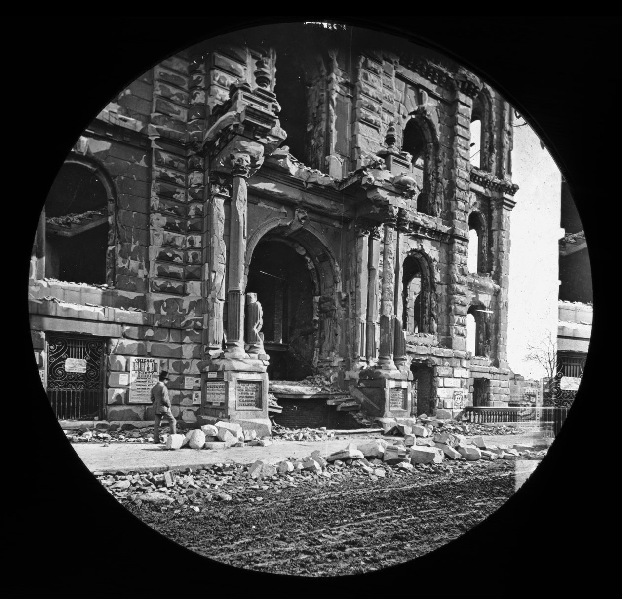 A entrada oeste do tribunal após o Grande incêndio de Chicago, 1871 (lanterna de vidro) de American Photographer