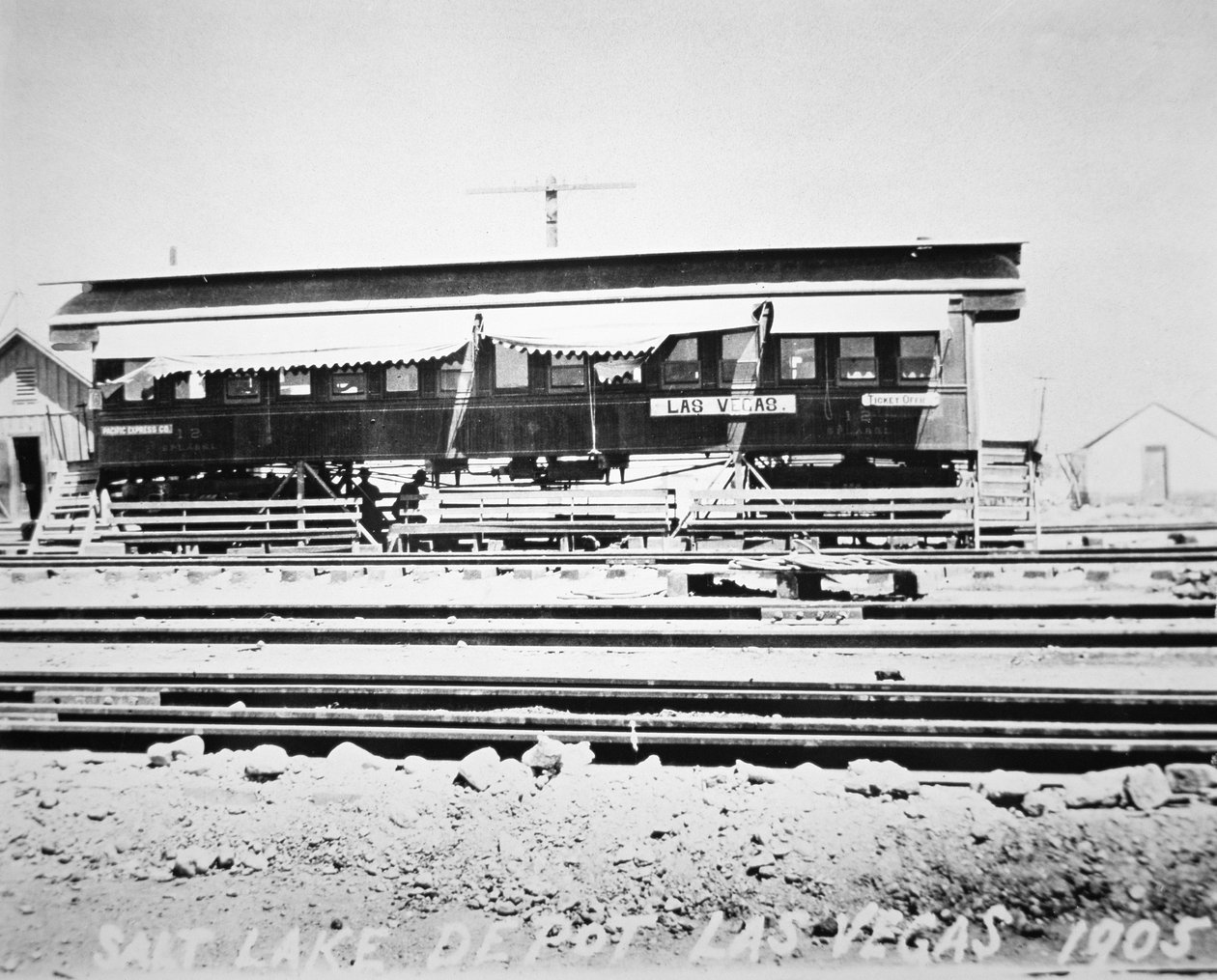 O depósito, sala de espera e bilheteira dos caminhos-de-ferro de Las Vegas Salt Lake Railroad, Nevada de American Photographer