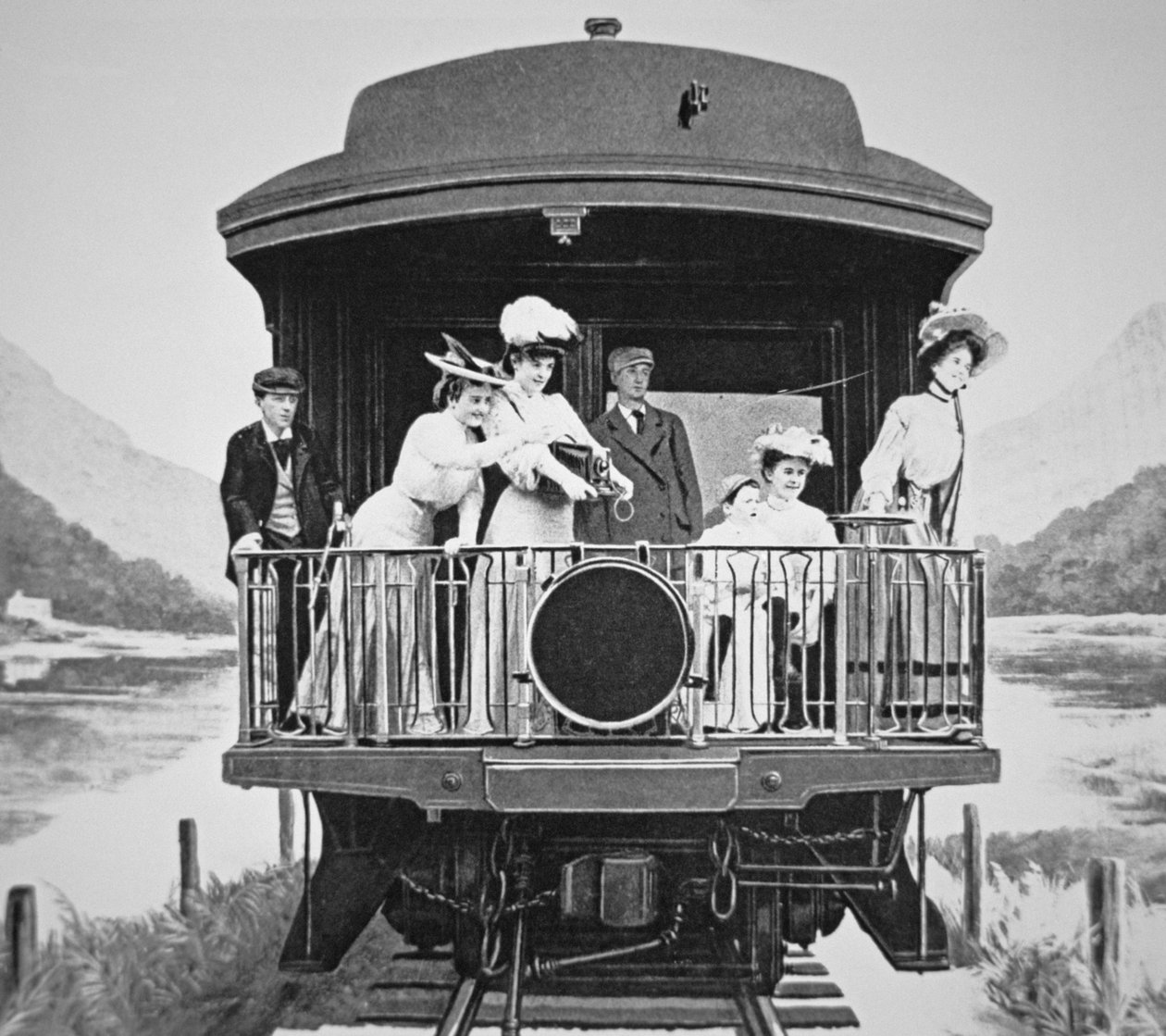 Turistas a tirar fotografias cénicas da plataforma de observação traseira de um comboio da Union Pacific de American Photographer