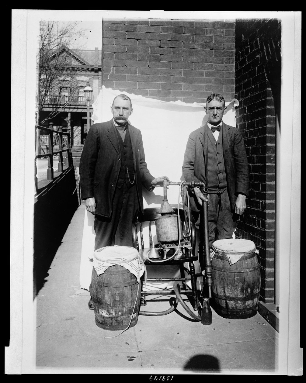 Dois homens a posar com um uísque ainda de American Photographer