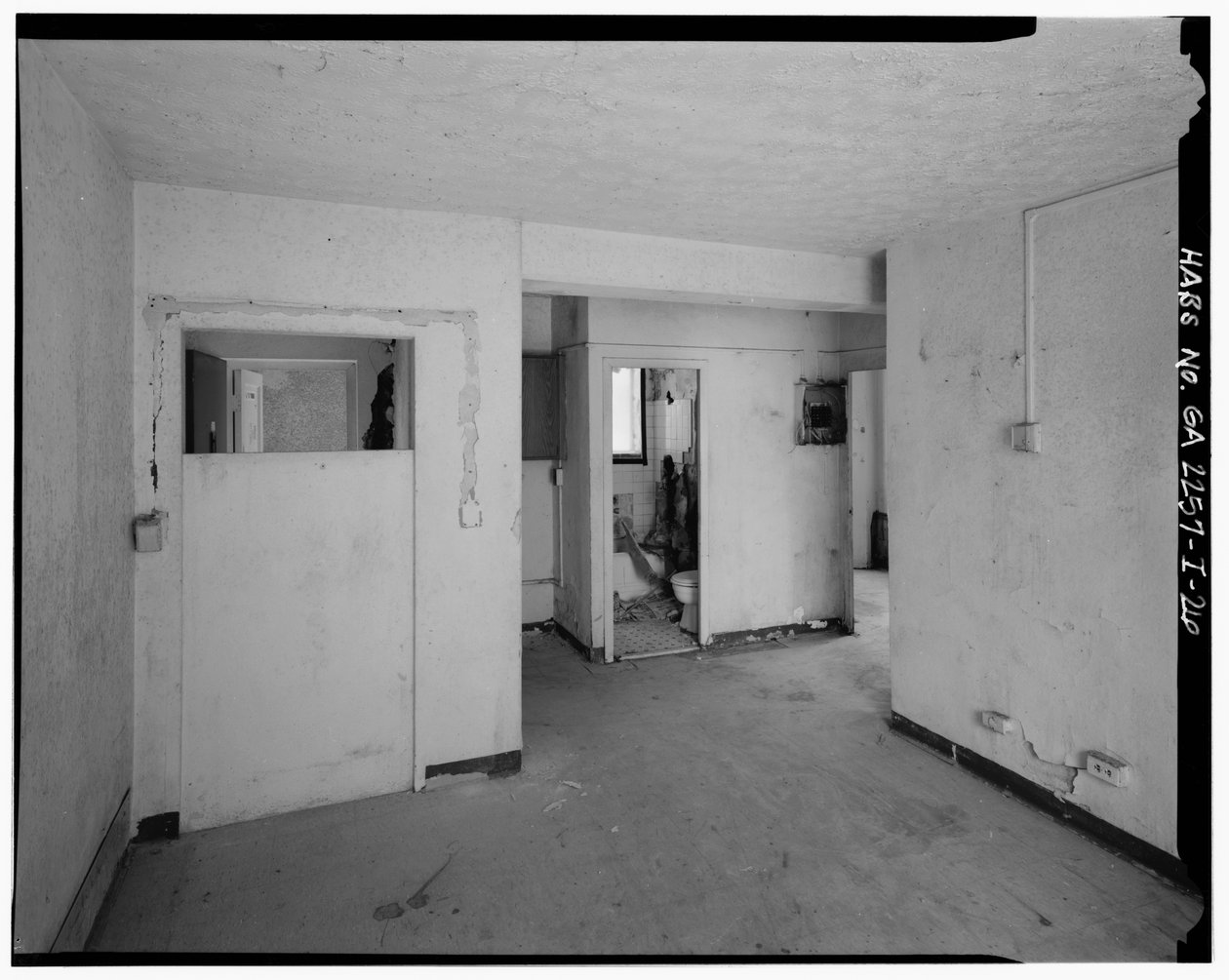 Típico apartamento de 2 quartos com lavandaria no hall de entrada. - Techwood Homes, Edifício nº 6, 465 Techwood Drive & 119-125 Hunnicutt Street, Atlanta, Condado de Fulton, GA de American Photographer