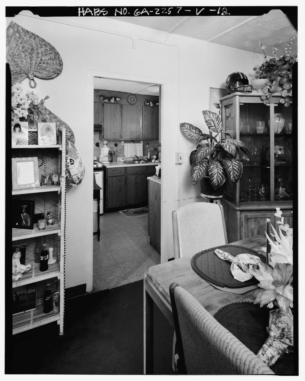 Interior típico, sala de jantar que leva à cozinha. - Techwood Homes, Edifício nº 18 de American Photographer
