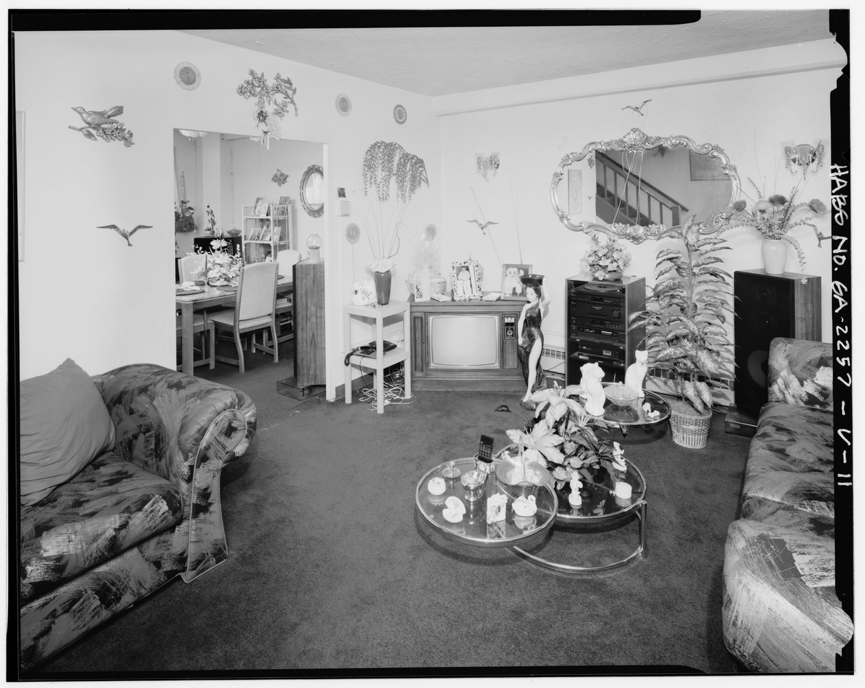 Interior típico, sala familiar que leva à sala de jantar. - Techwood Homes, Edifício nº 18 de American Photographer