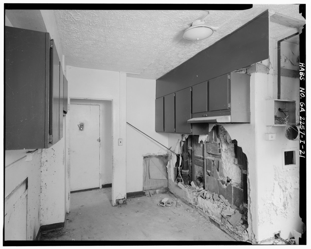 Cozinha típica, apartamento com 3 quartos. - Techwood Homes, Edifício nº 6, 465 Techwood Drive & 119-125 Hunnicutt Street, Atlanta, Condado de Fulton, GA de American Photographer