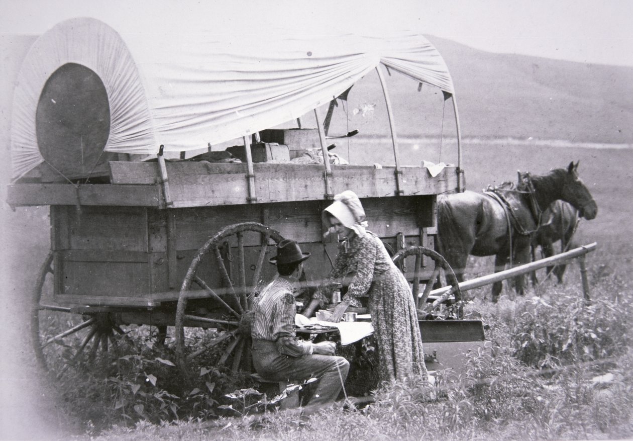 Carroça coberta típica do pioneiro (foto a p/b) de American Photographer