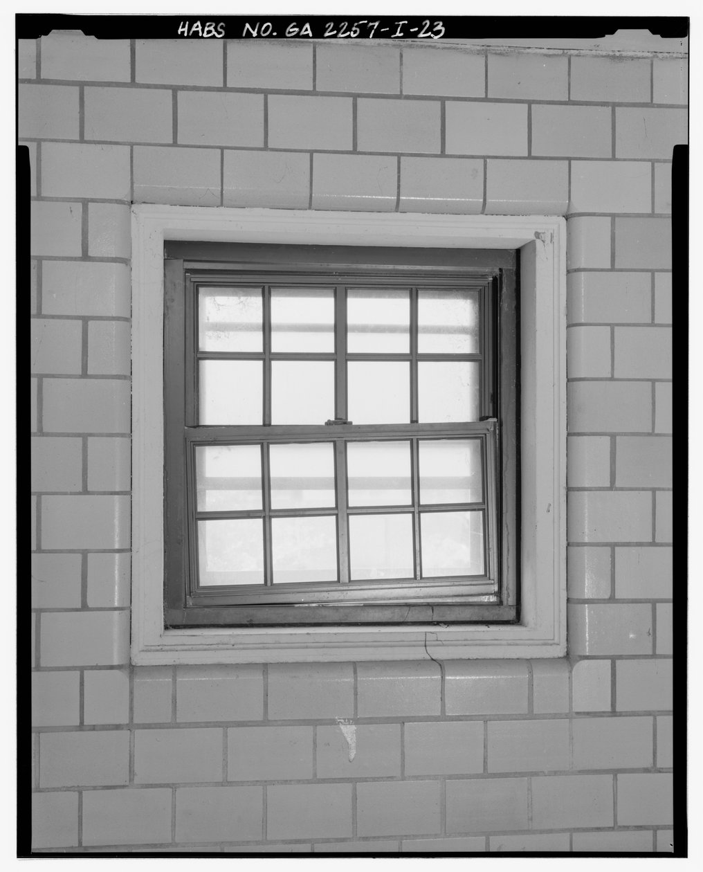 Detalhe típico da janela da escada. - Techwood Homes, Edifício nº 6, 465 Techwood Drive & 119-125 Hunnicutt Street, Atlanta, Condado de Fulton, GA de American Photographer