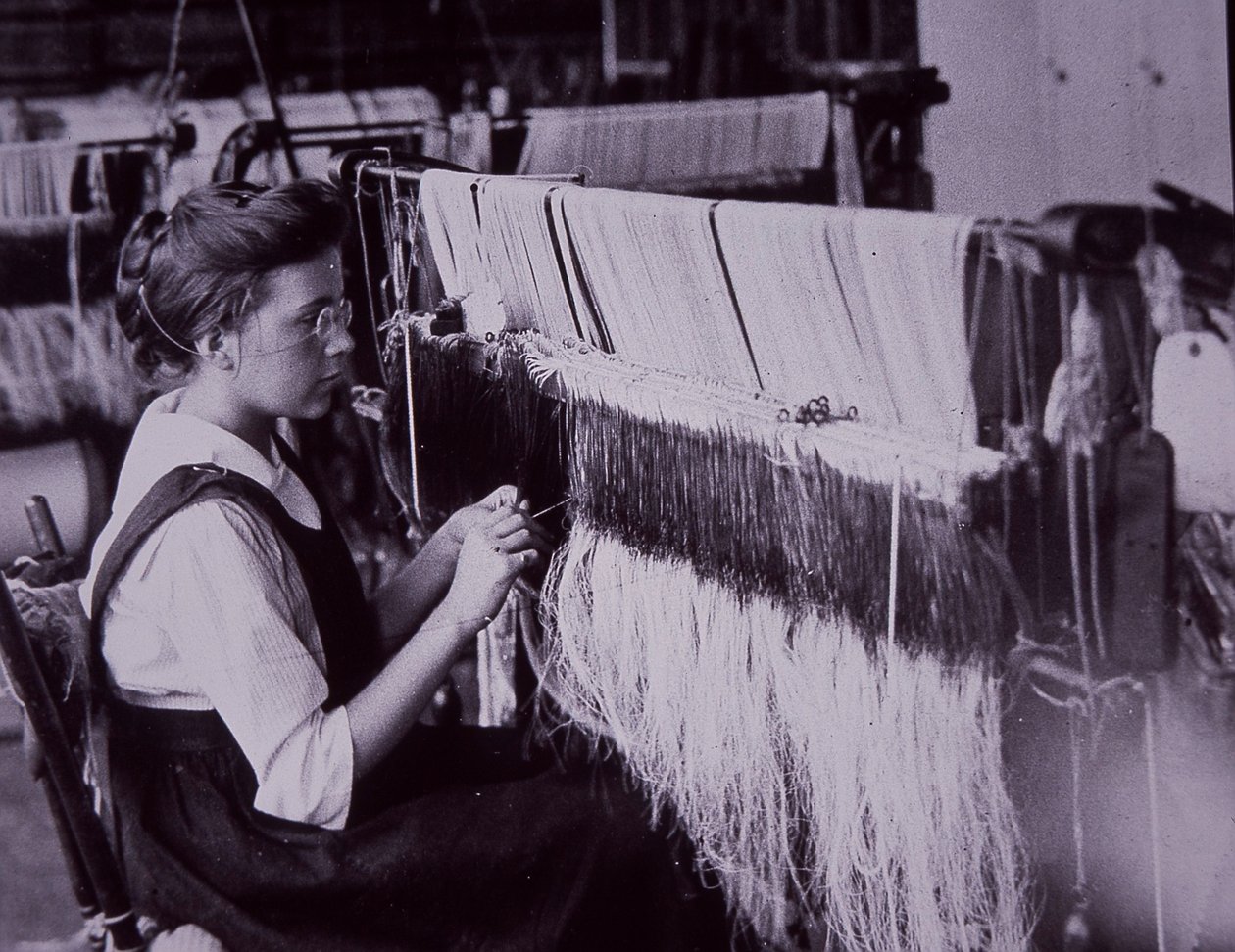 Indústria têxtil dos EUA, operador têxtil na fábrica de algodão de Massachusetts, c.1900 (foto a p/b) de American Photographer