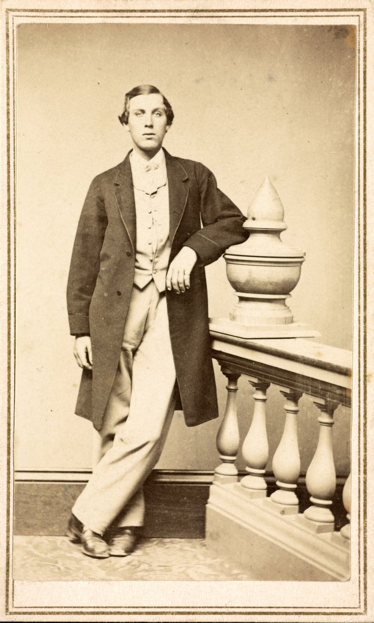 Homem não identificado no casaco superior encostado ao pilar, c.1860-75 (estampa álbumen) de American Photographer