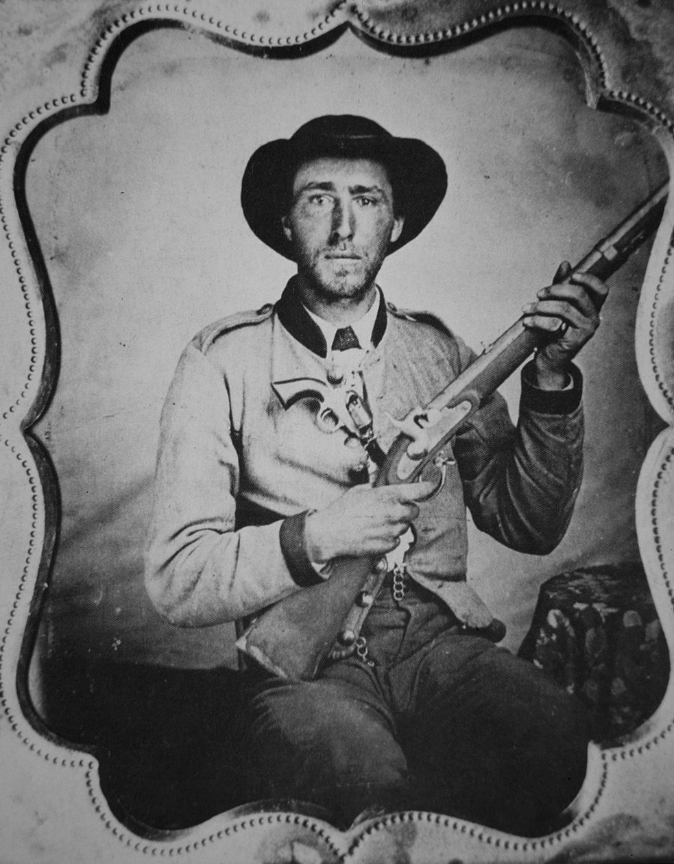 Soldado confederado desconhecido posando no estúdio do fotógrafo (foto a p/b) de American Photographer