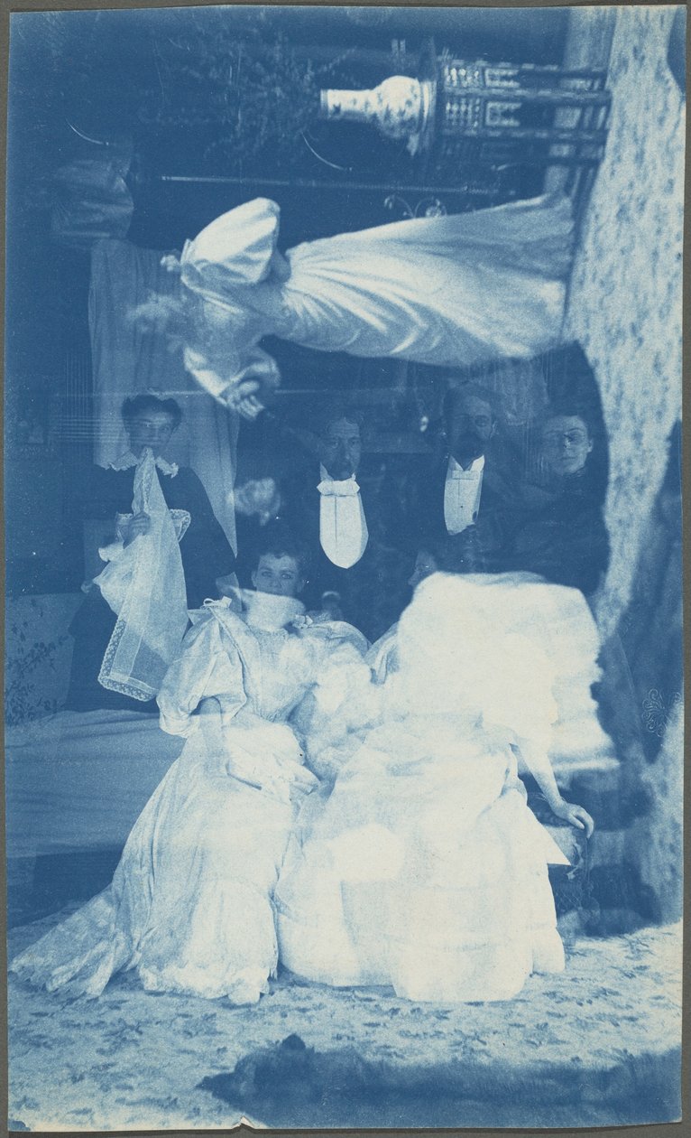 Sem título (Dupla exposição de várias pessoas no interior),1890s (foto) de American Photographer