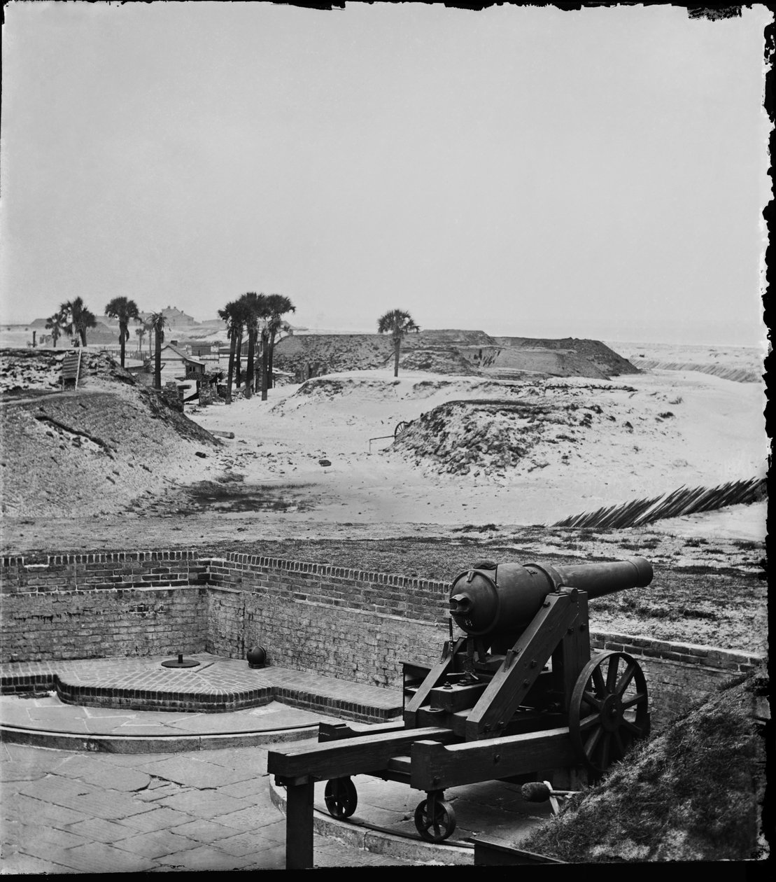 Vista para o leste do abandonado Fort Moultrie, Charleston Harbor, Carolina do Sul, abril de 1865 de American Photographer