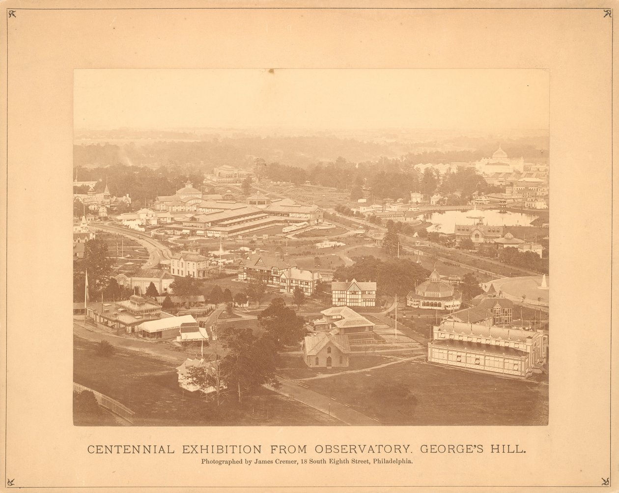 Vista da Exposição Internacional do Centenário, do Observatório, Georges Hill, Filadélfia, 1876 (impressão de albúmen de prata) de American Photographer