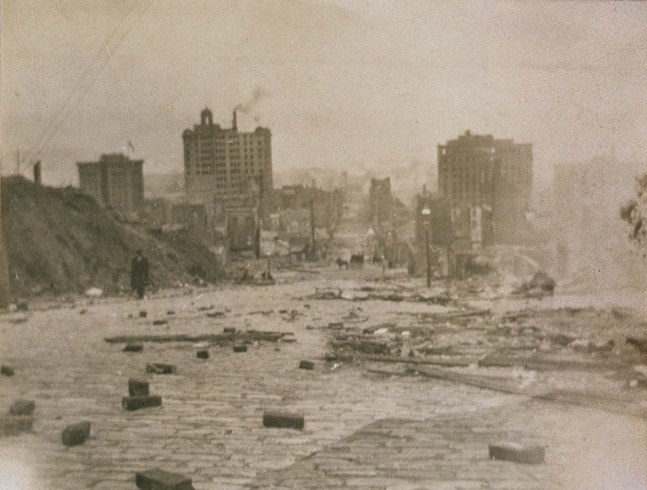 Vista do horizonte de San Francisco com fumaça do fogo causada pelo terremoto de 1906 de American Photographer