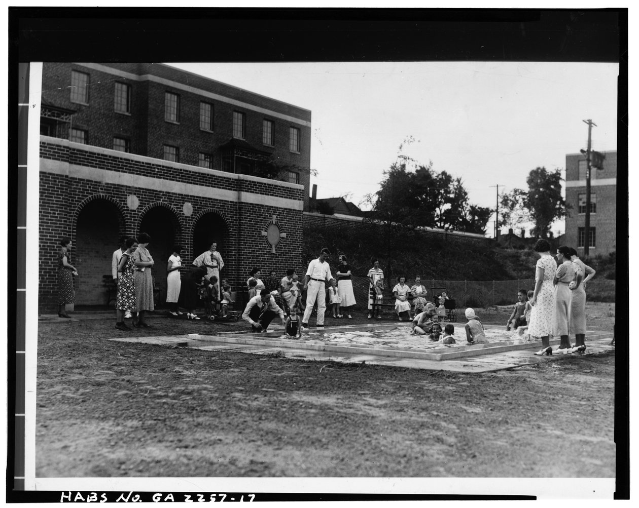 Wading Pool, Techwood Homes (Public Housing), Bounded by North Avenue, Parker Street, William Street & Lovejoy Street, Atlanta, Fulton County, GA, c.1940 (foto a p/b) de American Photographer