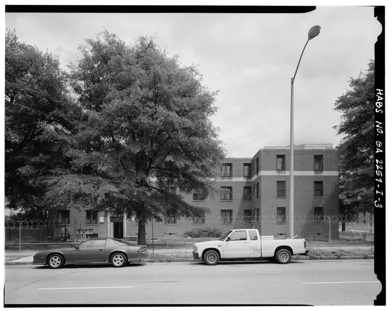 West side, 465 Techwood Drive e 125 Hunnicutt Street (à direita). - Techwood Homes, Edifício nº 6, 465 Techwood Drive & 119-125 Hunnicutt Street, Atlanta, Fulton County, GA (foto a p-b) de American Photographer
