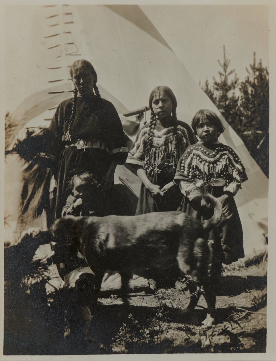 Mulher, duas raparigas e uma criança com cão, ca. 1900. Fotografia de gelatina e prata de American Photographer