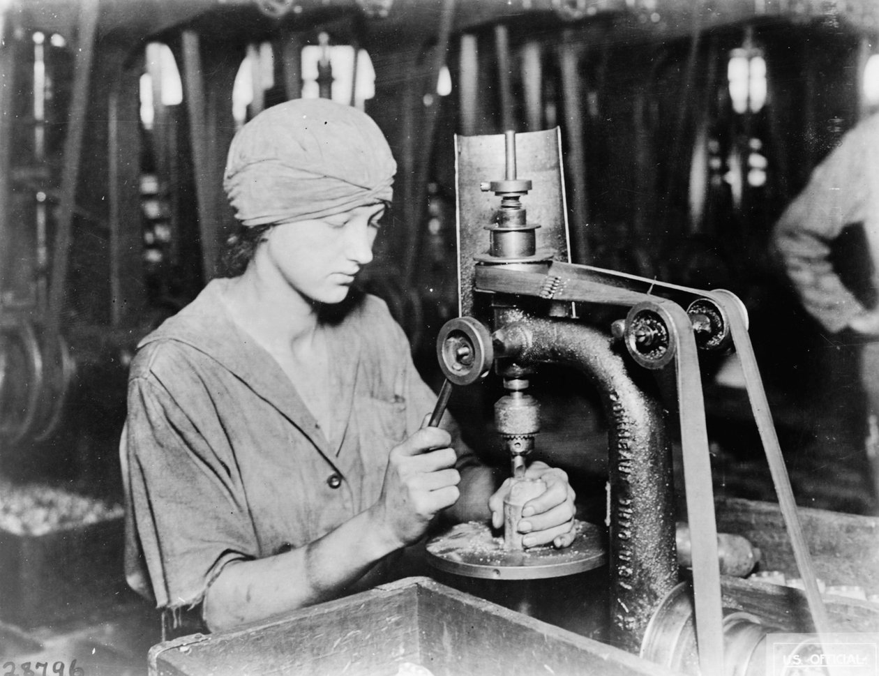 Mulher countersinking detonator tubo buraco e enchimento buraco na mão granada na Westinghouse Electric & Mfg. Co., East Pittsburgh, Pa., Durante a I Guerra Mundial, 1914-18 de American Photographer