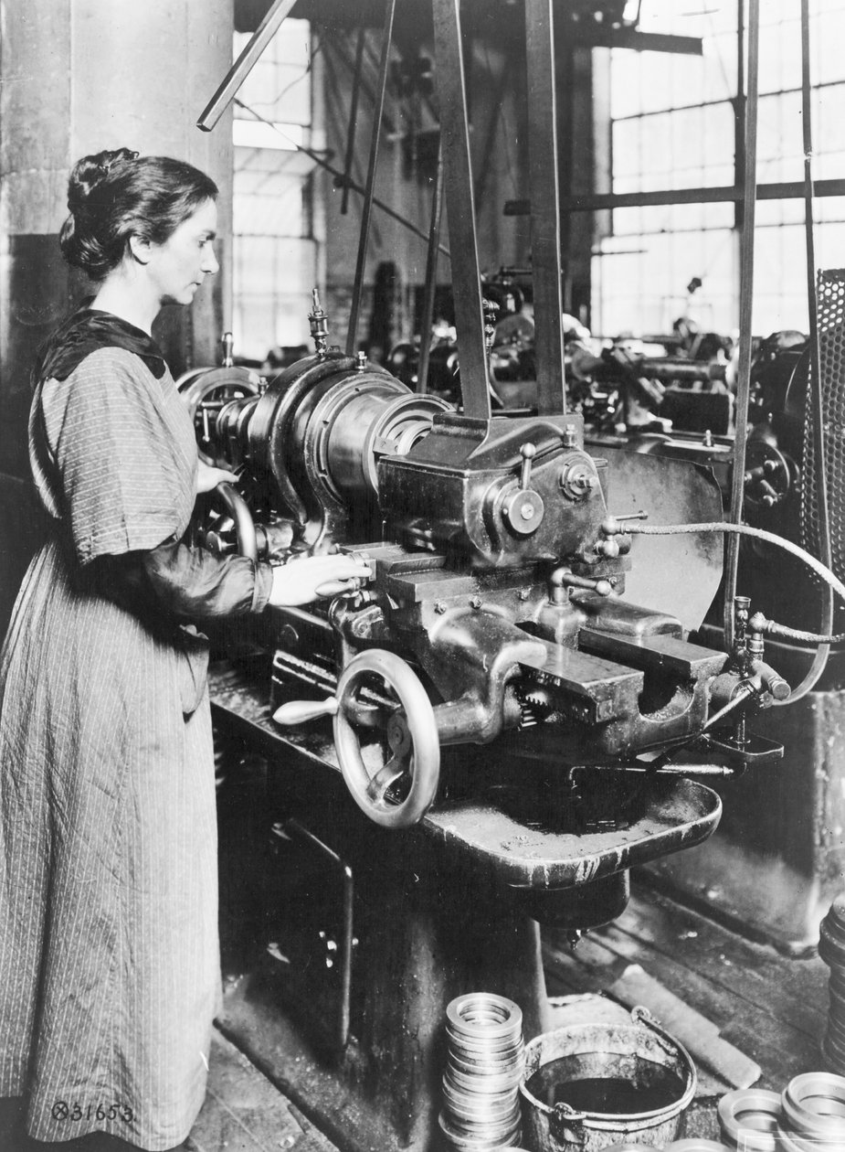 Mulher trabalhando na fresadora de roscas interna, Norton Grinding Co., Worcester, Ma., Durante a Primeira Guerra Mundial, 1914-18 de American Photographer