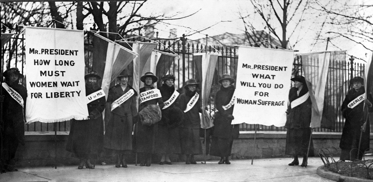 Sufragistas das mulheres que piquetes na frente da casa branca, Washington DC, bar. 1917 de American Photographer