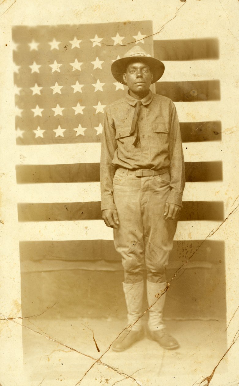 Soldado da Primeira Guerra Mundial com bandeira americana no fundo, 1914-18 de American Photographer