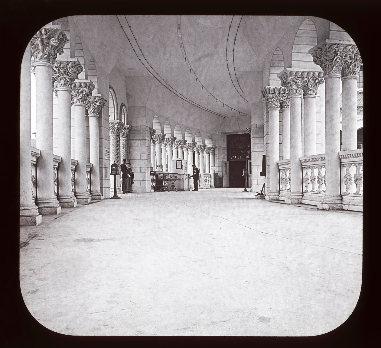 Worlds Columbian Exposition: Fisheries Colonade, Chicago, 1893 (lamparina) de American Photographer