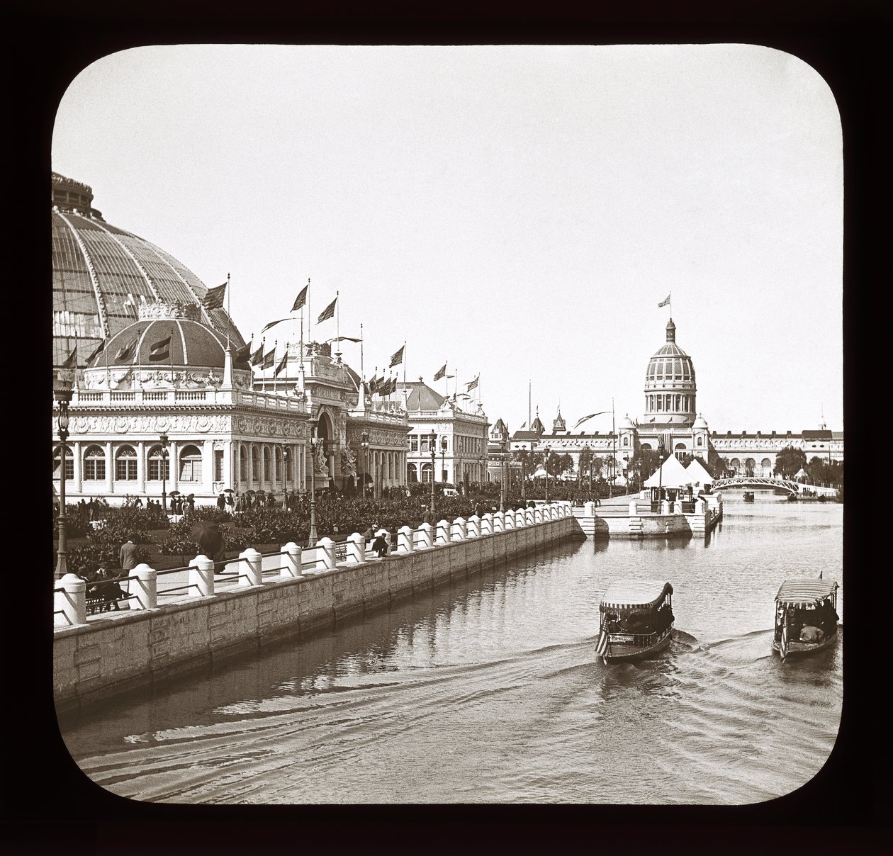 Worlds Columbian Exposition: Edifício Horticultural e Illinois State Building, Chicago, 1893 (lanterna) de American Photographer