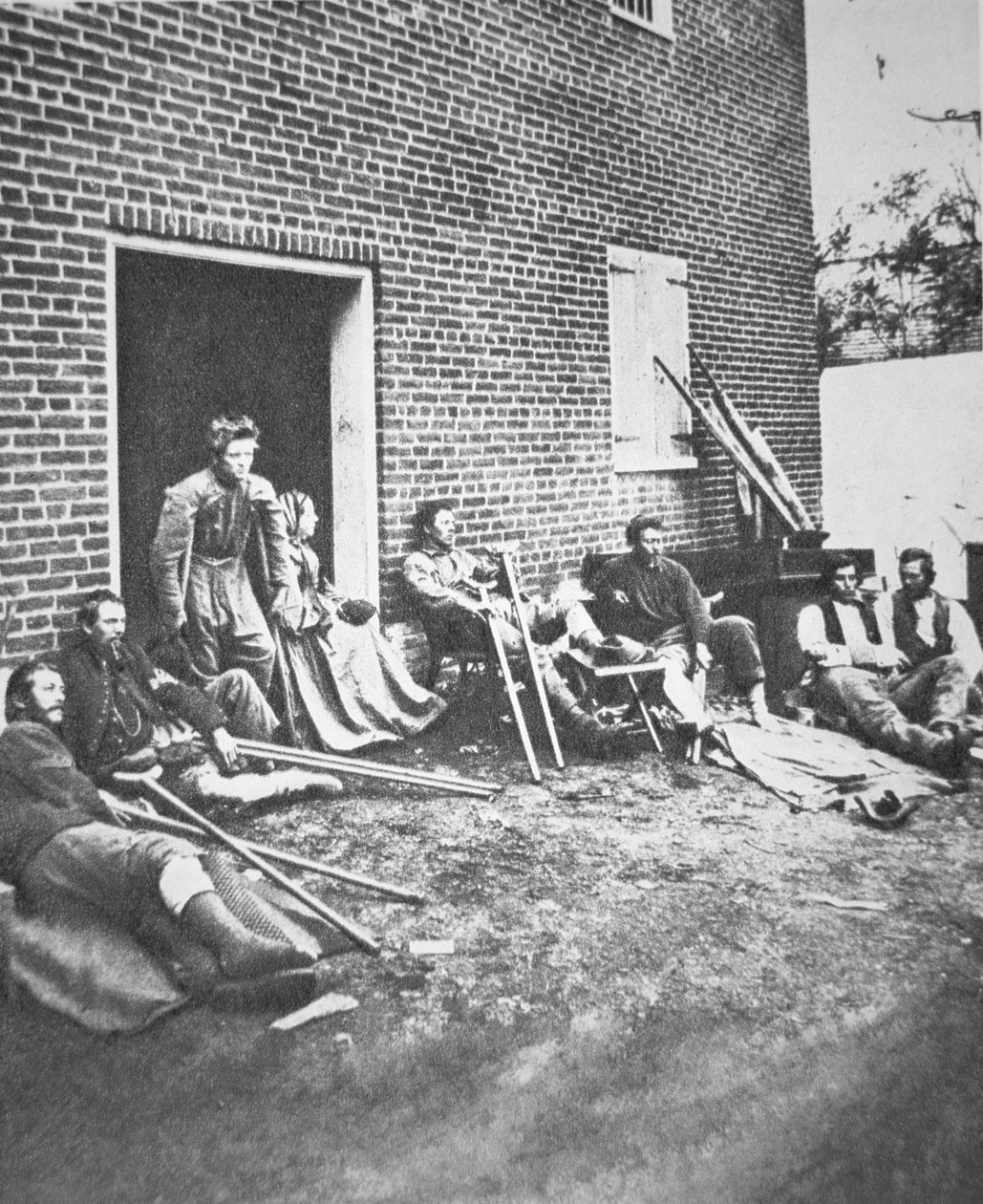 Soldados feridos após a batalha de Chancellorsville, maio de 1863 (foto a p/b) de American Photographer