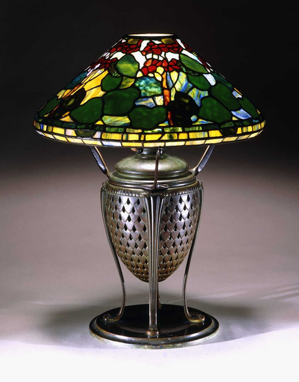 Candeeiro de mesa "Gerânio" com abajur cónico e base de urna reticulada em bronze com padrão em escala de peixe, século XX de American School