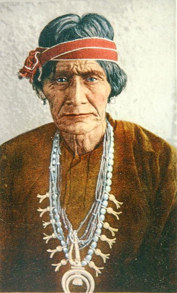 Um Homem de Medicina Navajo do Novo México, c.1900 (cor litho) de American School
