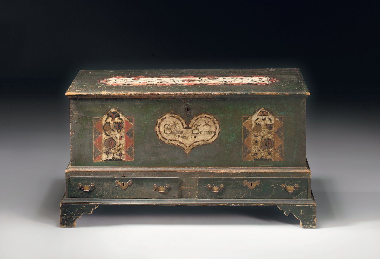 Um baú de dote com topo de elevador decorado com tinta, com a inscrição Susana Scheblern, provavelmente Condado de Lancaster, Pensilvânia, 1790 de American School
