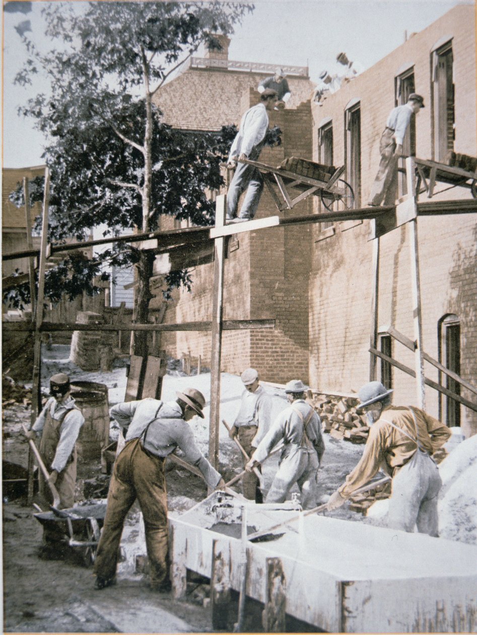 Afro-Americanos construindo uma extensão do Instituto Industrial Negro em Tuskegee, Alabama de American School
