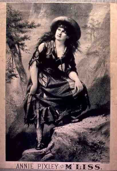 Annie Pixley como M
