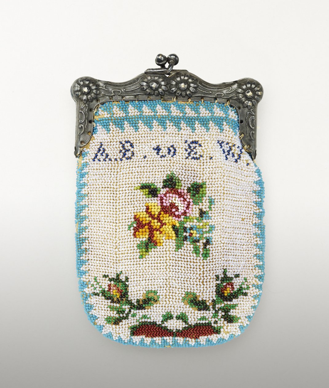 Bolsa com miçangas, c. 1843 (contas de vidro, prata níquel e suporte têxtil) de American School