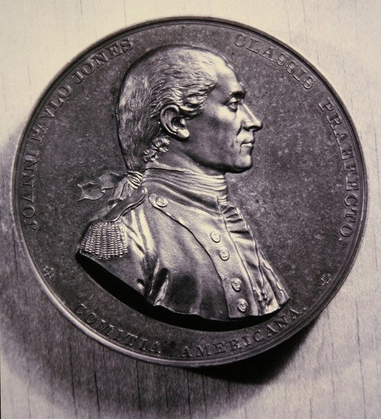 Medalha comemorativa de John Paul Jones, após um retrato de Jean-Antoine Houdon de American School