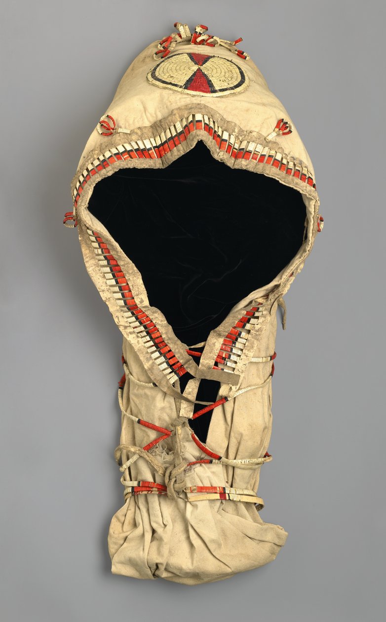Placa de Berço com Trabalho de Pena, feita pelo povo Arapaho, c.1870s (musselina, salgueiro, pena de porco-espinho e pele de veado) de American School