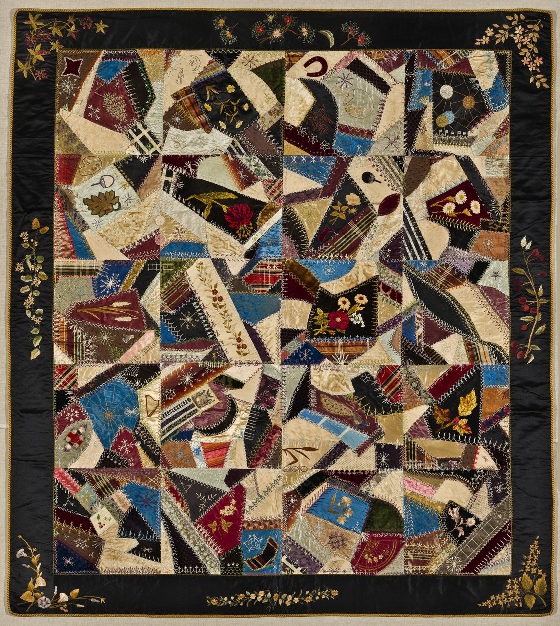 Colcha de retalhos, c.1875-1900 (seda, brocado e veludo) de American School