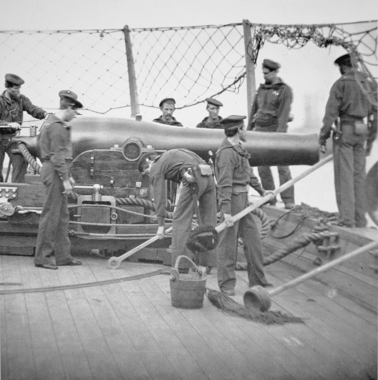 Federal Sailors Man a 9-inch Dahlgren Gun (foto a p/b) de American School