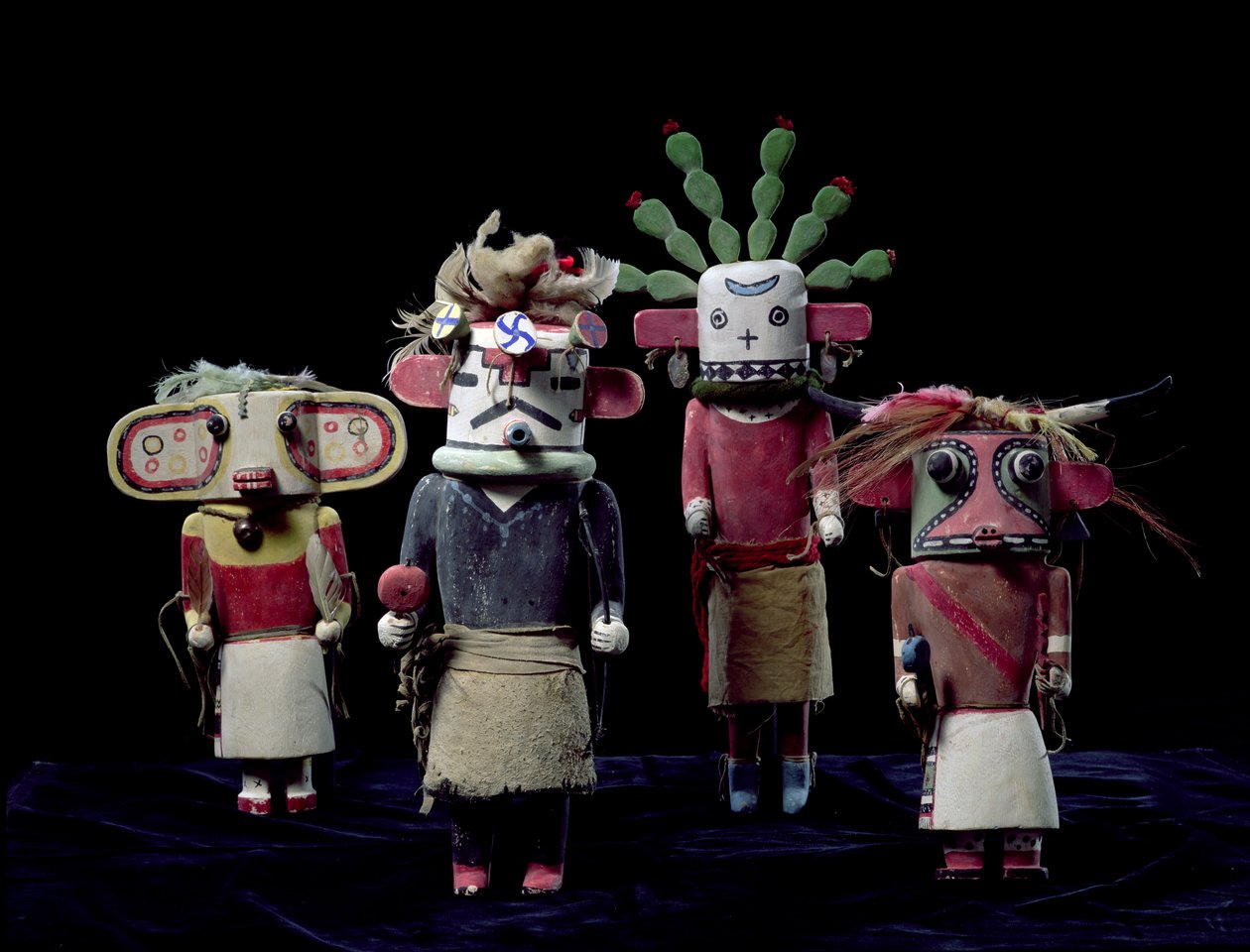 Quatro bonecas Katchina de American School
