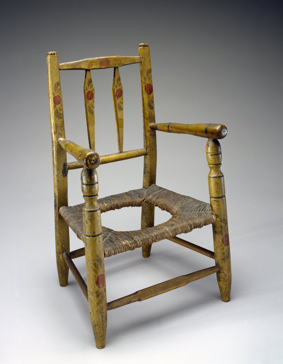 Cadeira de furo, c. 1800-1850 (madeiras não identificadas, tinta, junco) de American School