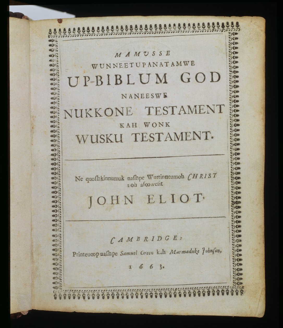 Mamusse Wunneetupanatamwe up-Biblum Deus (O-Todo Sagrado, seu Deus da Bíblia), página de rosto da Bíblia, também conhecida como a Bíblia de Eliot, traduzida para o idioma Massachuset pelo Reverendo John E de American School
