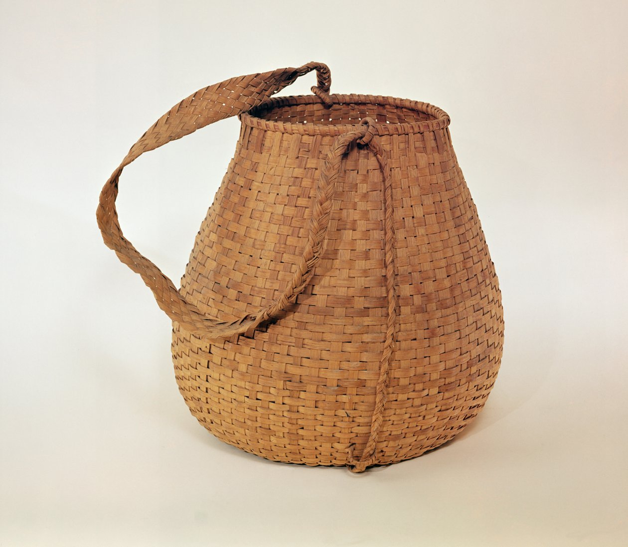 Mashpee carregando cesta, de Massachusetts (fibra vegetal) de American School