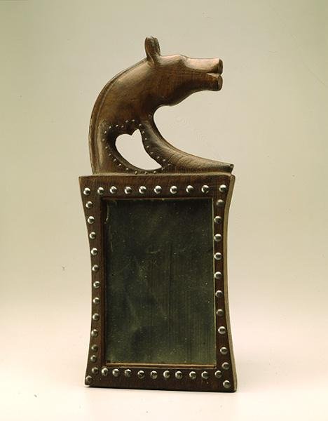 Mirror, Omaha, Native American, c.1885 (nogueira e espelho com pregos de latão) de American School